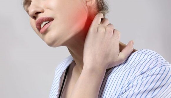 W przypadku osteochondrozy kręgosłupa szyjnego pojawia się ból szyi i ramion