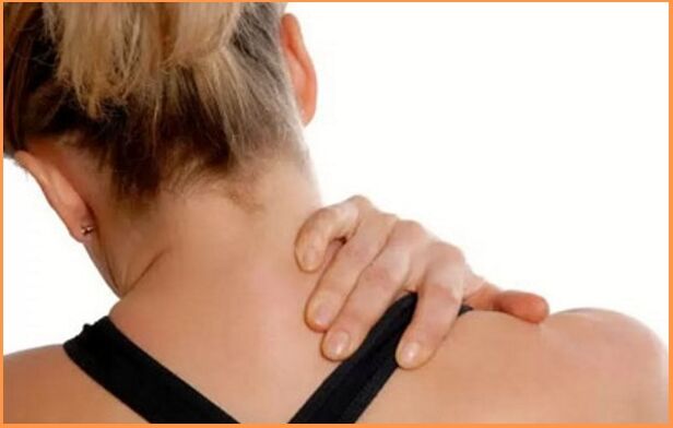 Osteochondroza szyjna objawia się bólem i sztywnością szyi. 