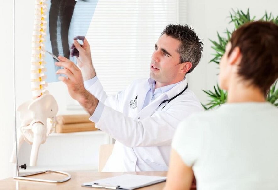 lekarz bada prześwietlenie w celu zdiagnozowania osteochondrozy klatki piersiowej